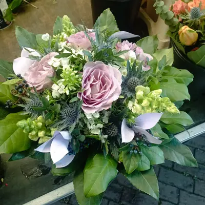 Gebundener Strauß in Pastelltönen mit lila Rose, Edeldistel und Eukalyptus