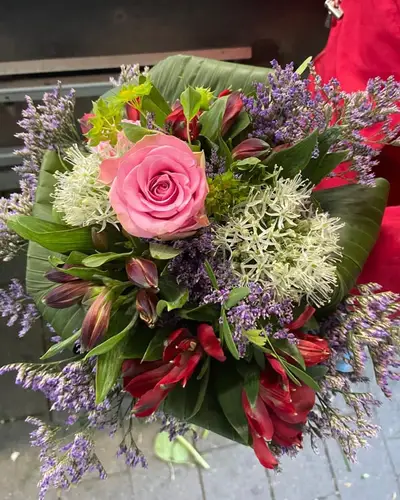 Strauß mit rosa Rose, roten Alstroemerien und lila Statice