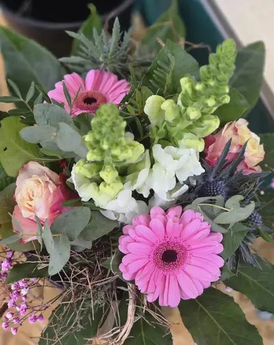 Frühlingsstrauß mit pinken Gerbera, Löwenmäulchen und apricotfarbener Rose