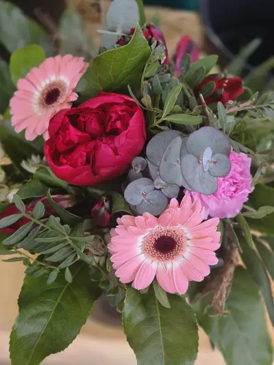 Strauß mit rosa Gerbera, pinker Pfingstrose und Eukalyptus