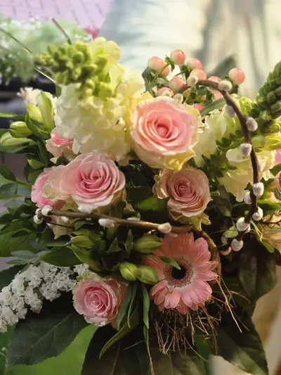 Zarter Strauß in Rosé mit Rosen, Gerbera und Hypericum-Beeren