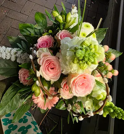 Strauß mit rosa Rosen, weißen Blüten und frischem Grün von Blumen Malchow