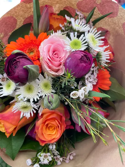 Bunter Strauß mit orangefarbener Gerbera, rosa Rose und weißen Chrysanthemen