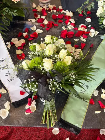 Trauerstrauß zum Legen mit weißen Rosen und Schleierkraut