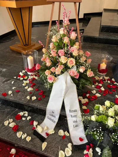 Stehendes Trauergesteck mit rosa Rosen in der Trauerkapelle