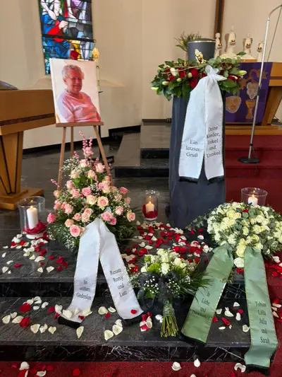 Florale Trauerdekoration zur Trauerfeier mit Urnenschmuck und Gestecken