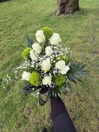 Trauerstrauß mit weißen Rosen und grünen Akzenten zum Legen