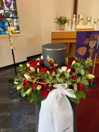 Urnengesteck mit roten Rosen und weißen Lilien von Blumen Malchow